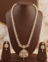 Majestic White Radiance: Long Pearl Garland Haar with Matching Drop Earrings