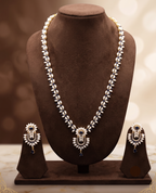 Royal Heritage Rice Pearl Garland Haar with Sapphire-Blue Floral Medallion Set