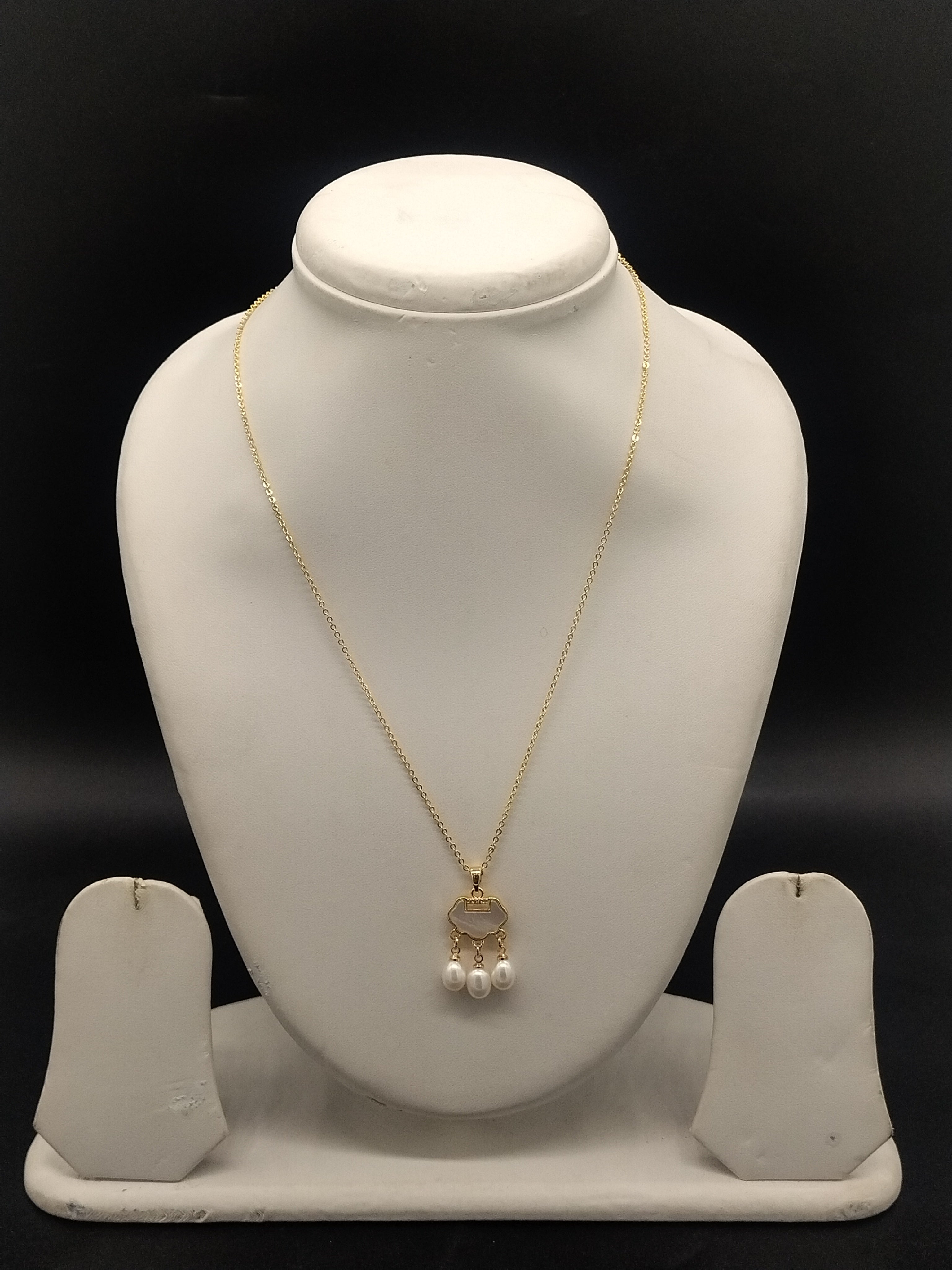Gold tone vintage pearl drop pendant necklace for women