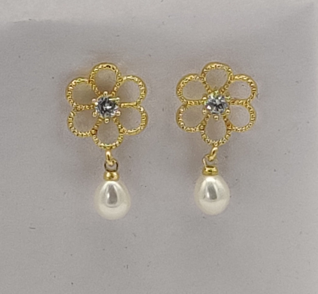  Golden Bloom Teardrop Pearl Earrings
