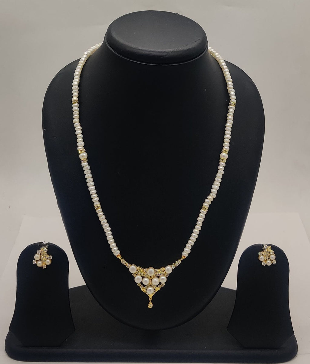 One line freshwater pearl necklace and earrings set with gold-toned pendant and matching stud earrings