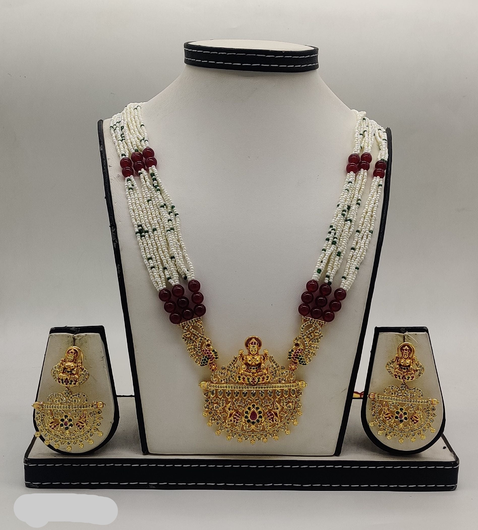 Devi�s Blessing Traditional Pearl Fancy Pendent Set
