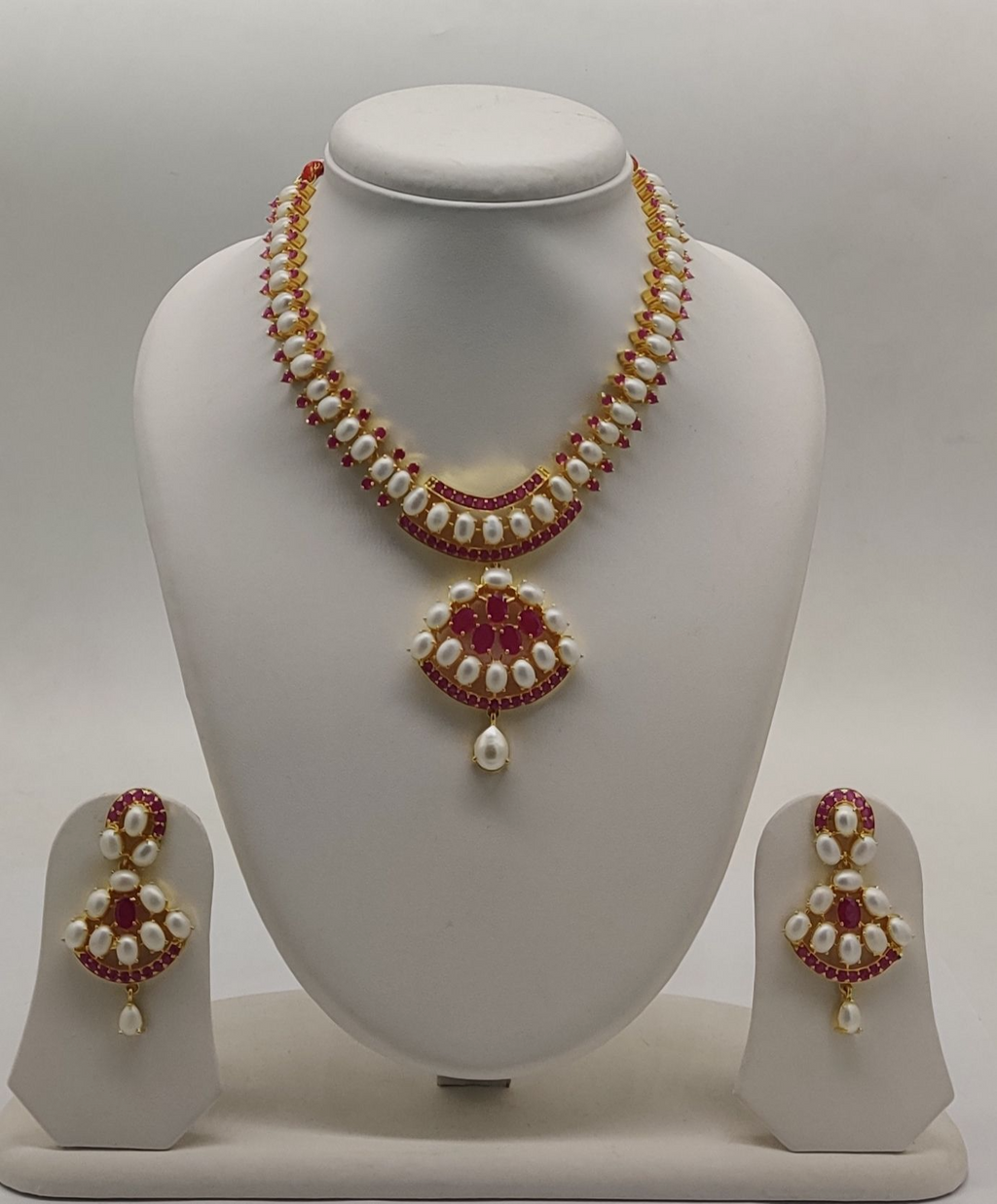 Fresh water pearl Necklace with pink stones