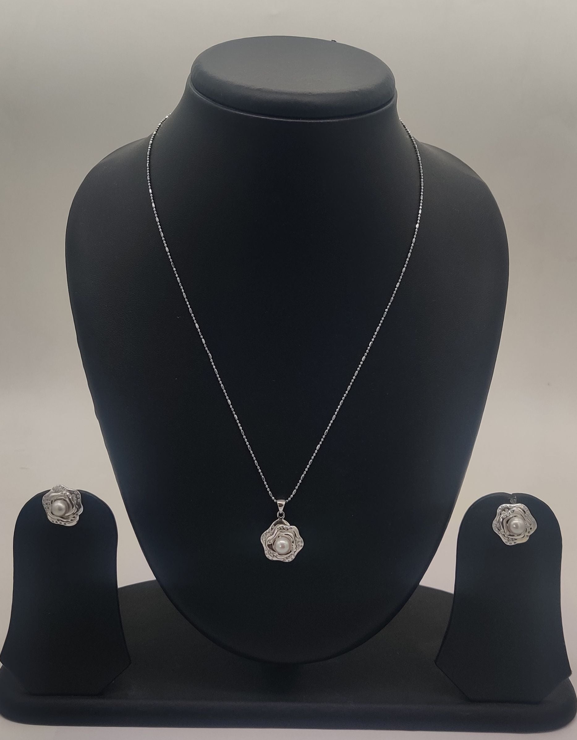 Rosette Pearl Bloom Silver Pendent Set