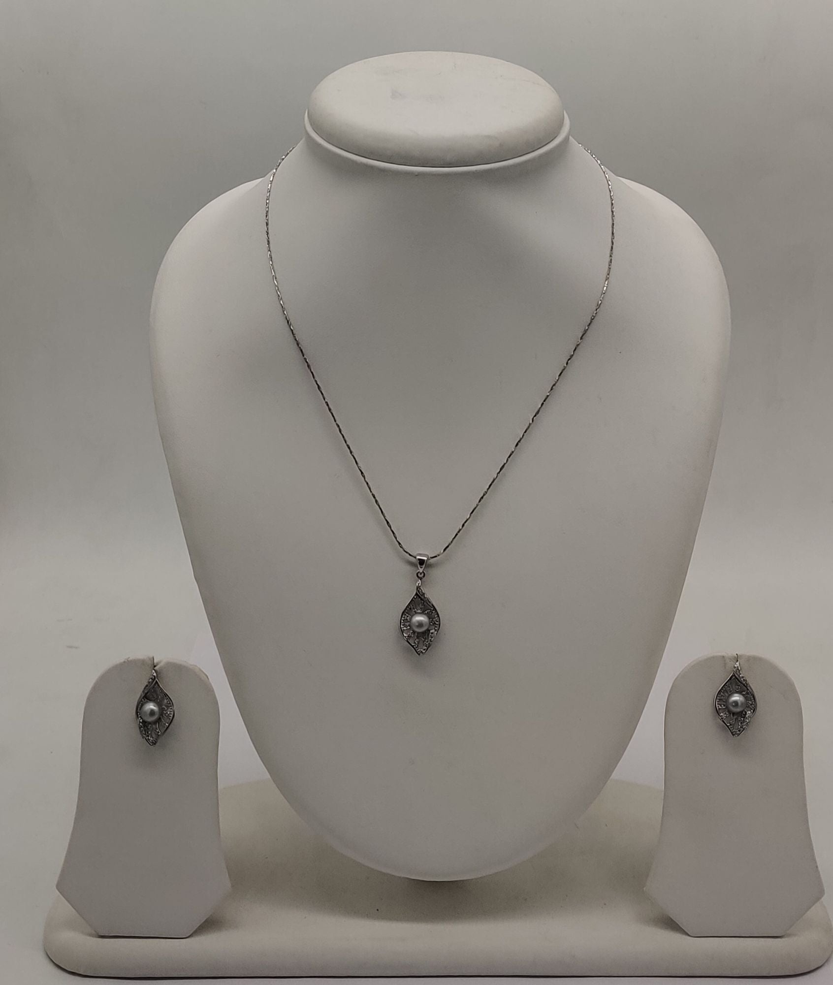 Nature�s Embrace Pearls Silver Pendent Set