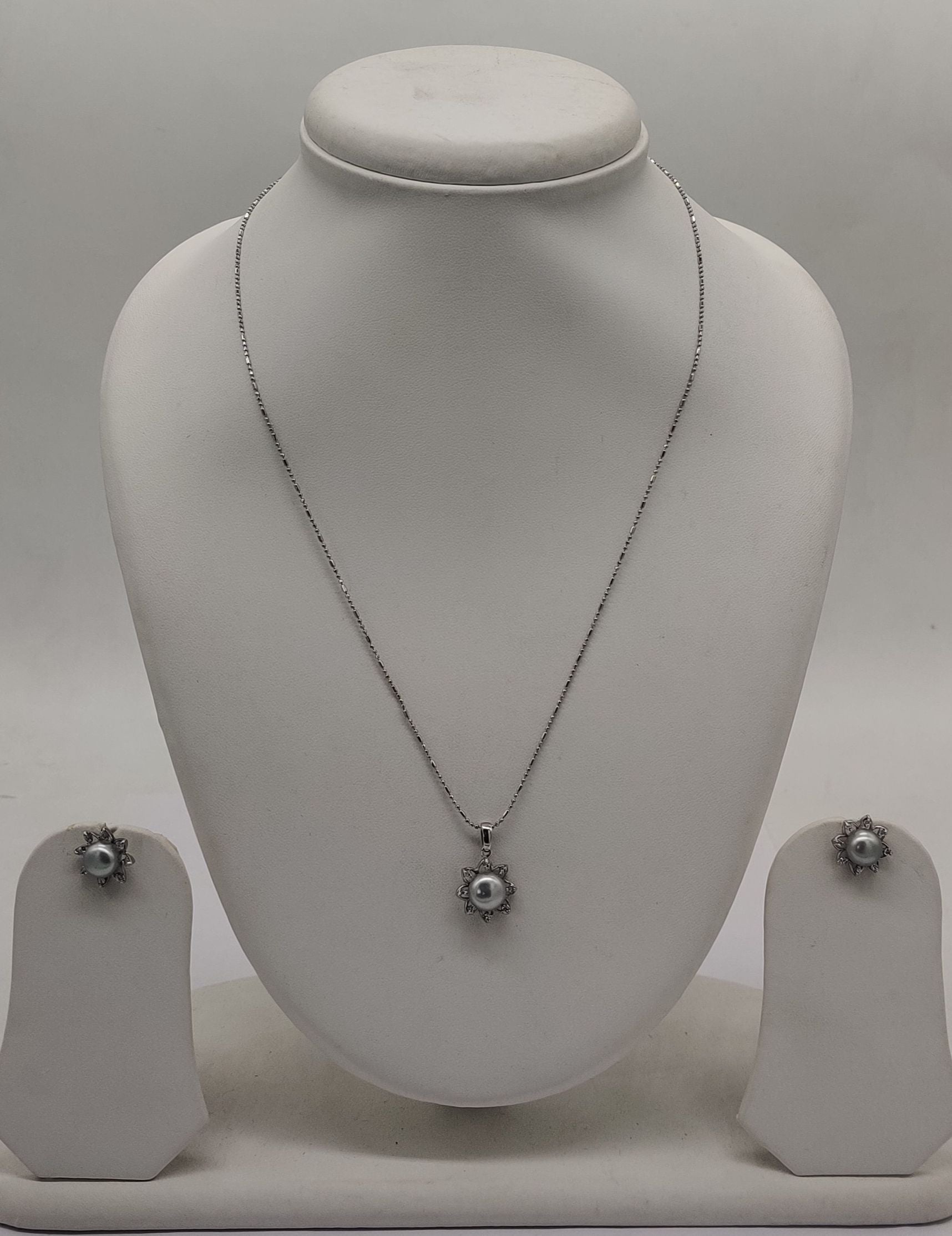 Halo Elegance Pearls Silver Pendent Set