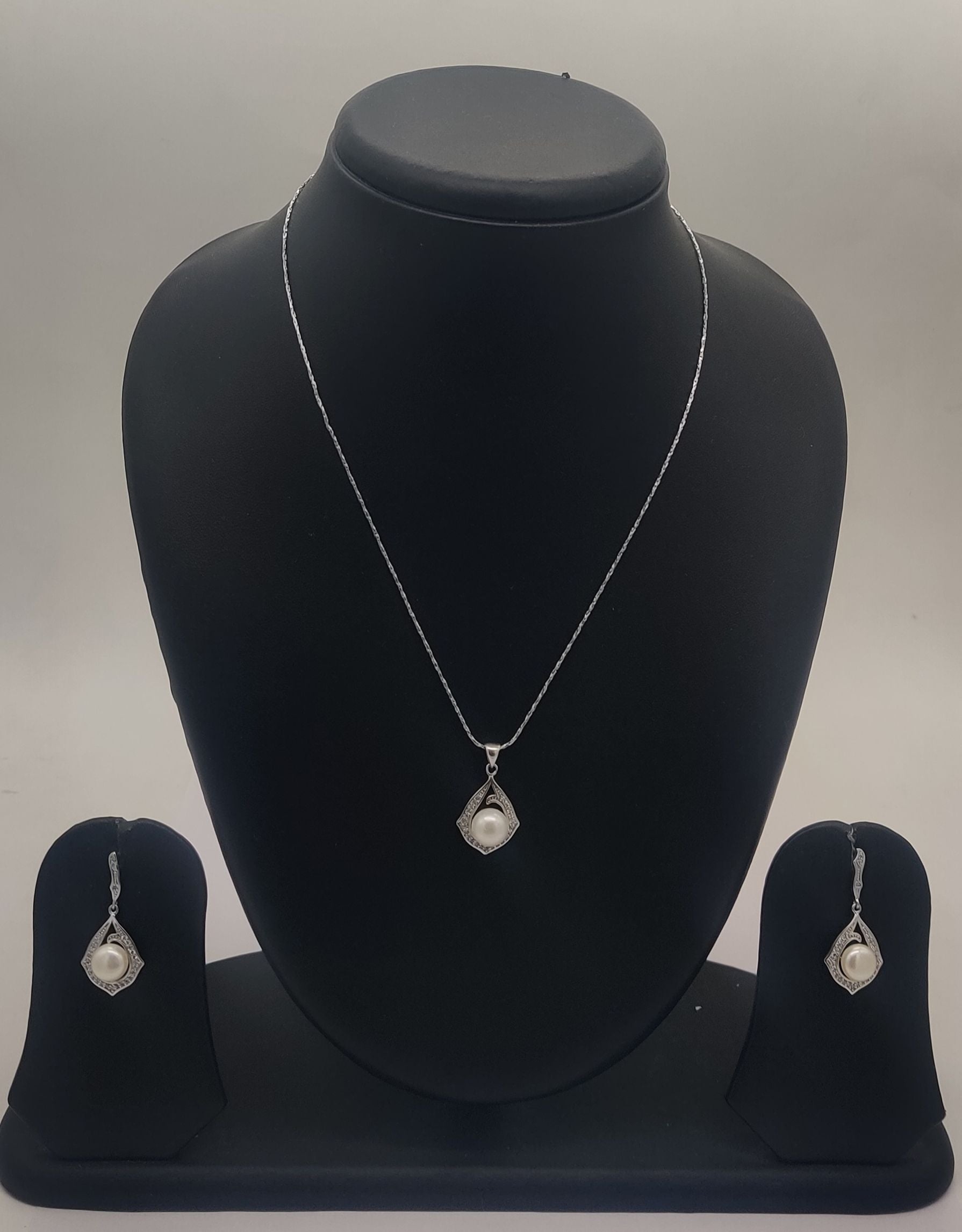 GlimmerFrame Pearls Silver Pendent Set