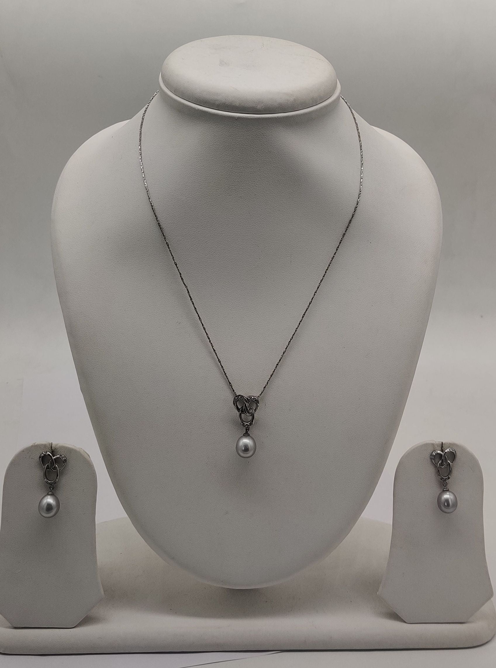 Grey Blossom Pearls Silver Pendent Set