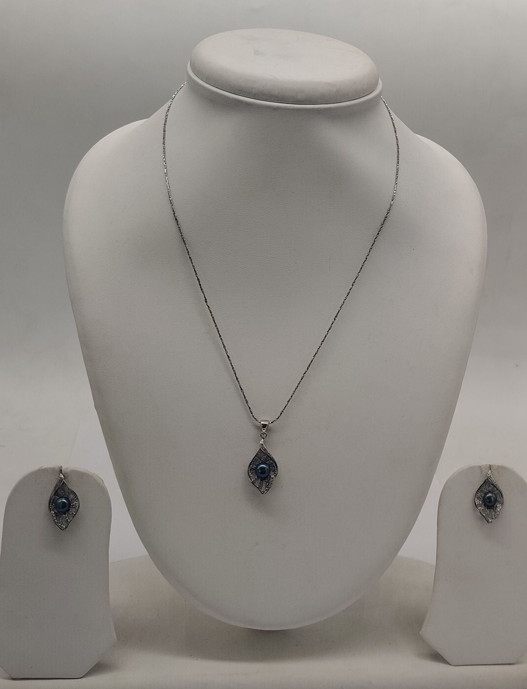 Noir Leaf Grace Pearls Silver Pendent Set