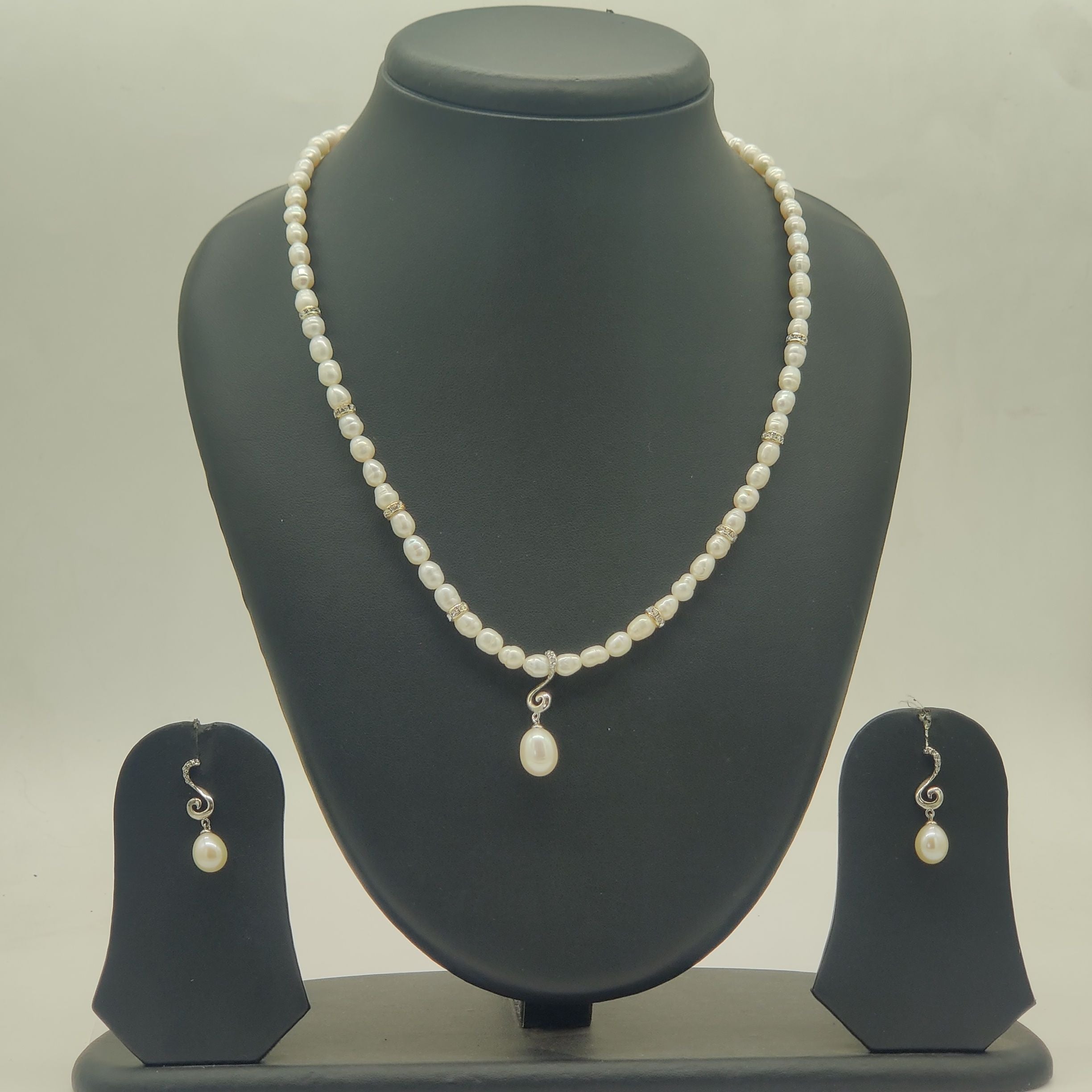 One pendent set JPS90172