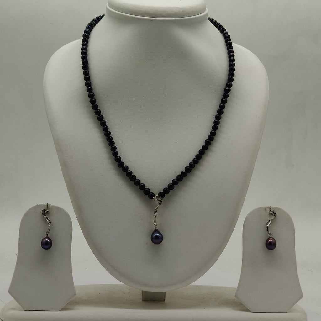 One line freshwater pearl necklace and earrings set with black beads and dark pearl drop pendant