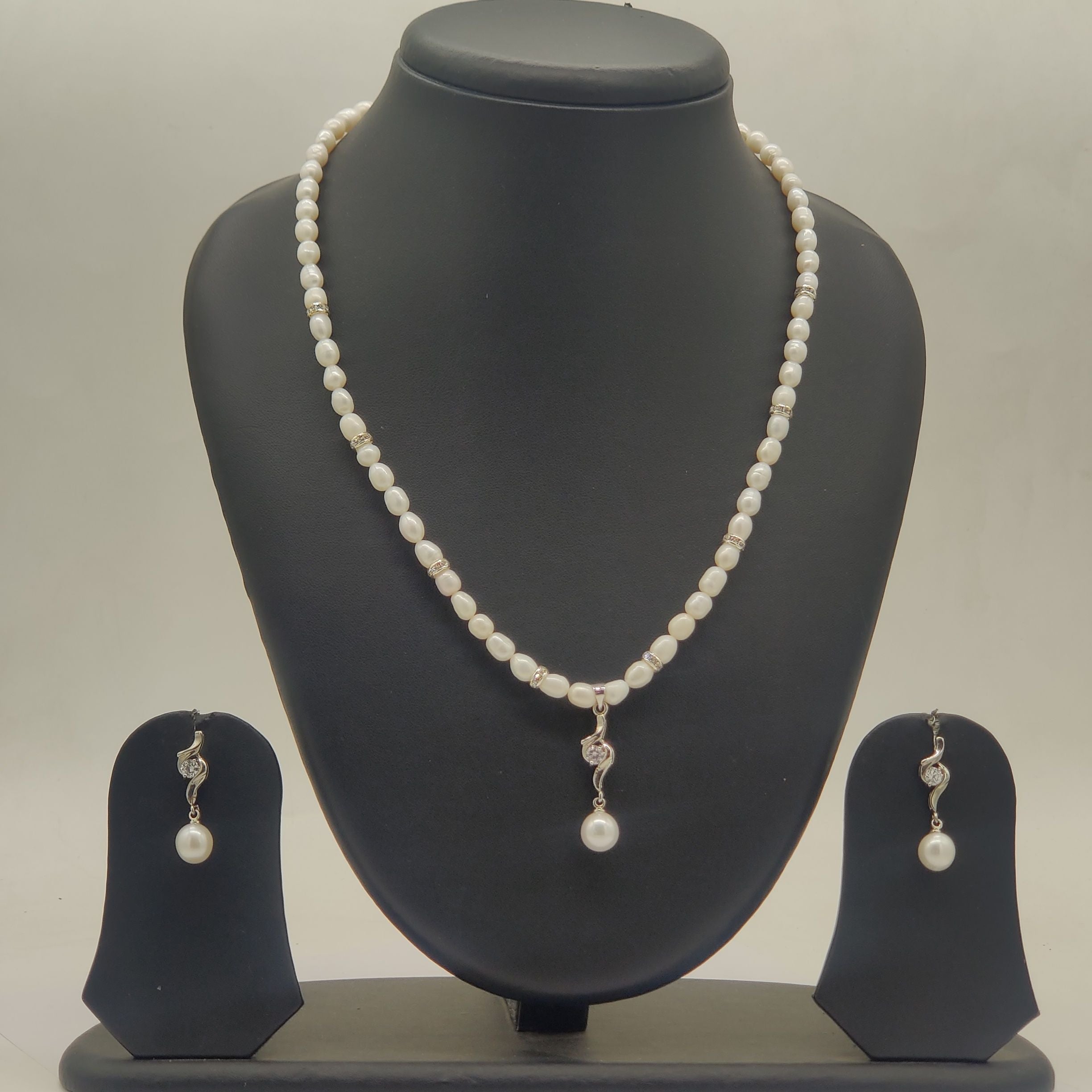 One line freshwater pearl necklace and earrings set with white pearls and central sparkle pearl drop pendant