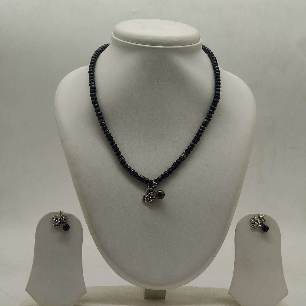 One line freshwater pearl necklace and earrings set with black beads silver pendant and black pearl drop
