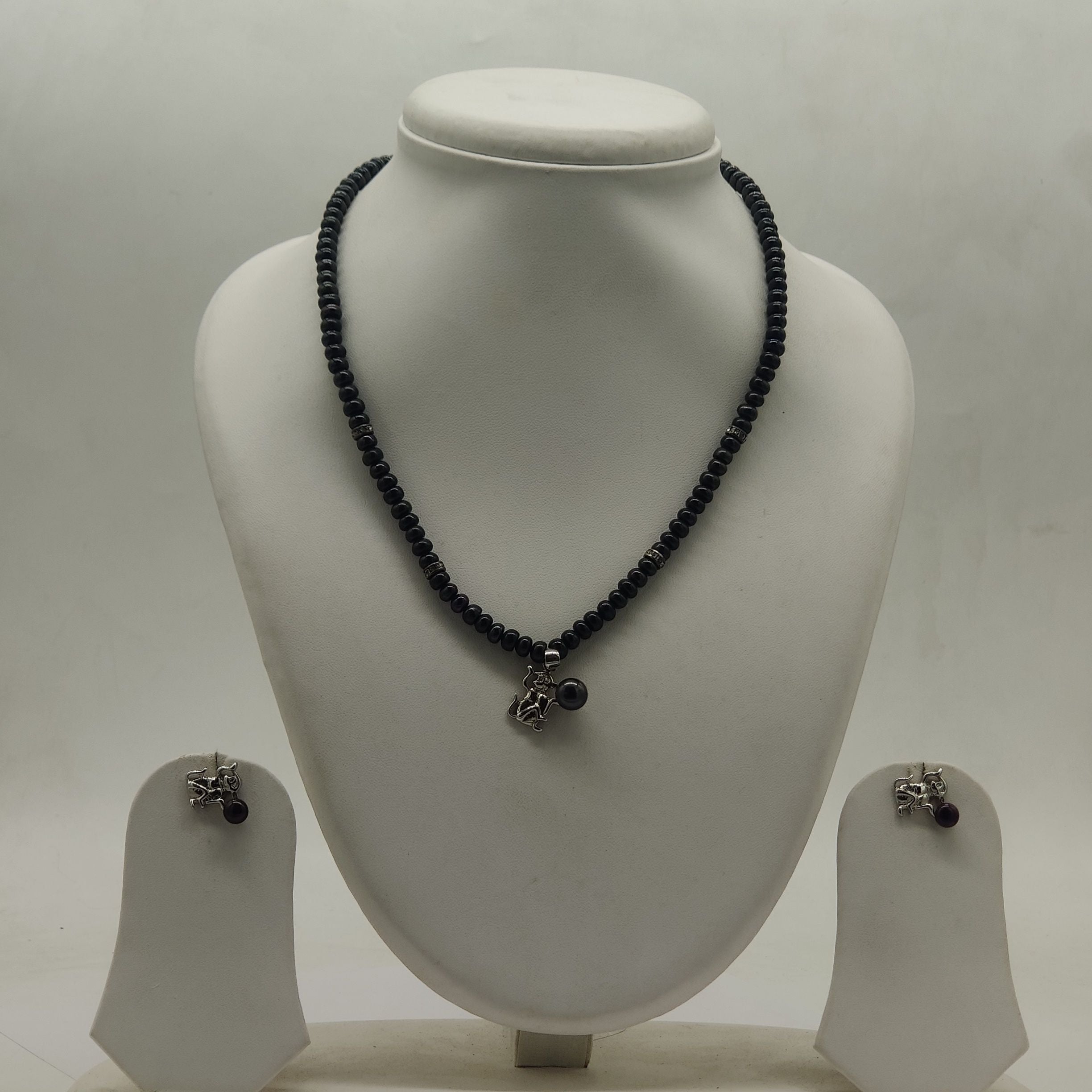 One line freshwater pearl necklace and earrings set with black beads silver pendant and black pearl drop