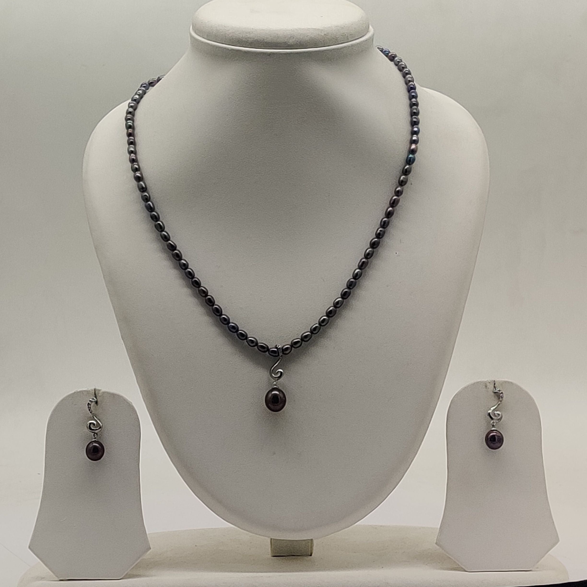One line freshwater pearl necklace and earrings set with dark grey pearl pendant and matching drop earrings