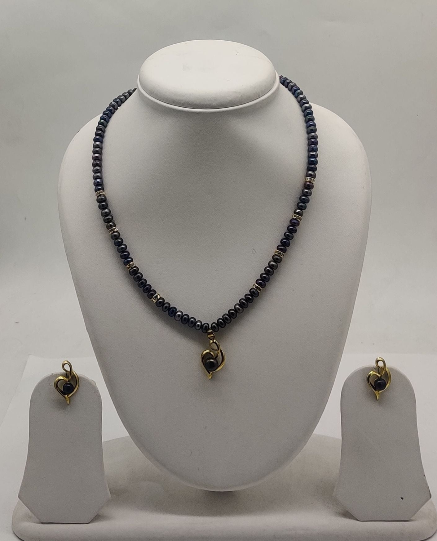 One line freshwater pearl necklace and earrings set with dark beads and heart-shaped pendant