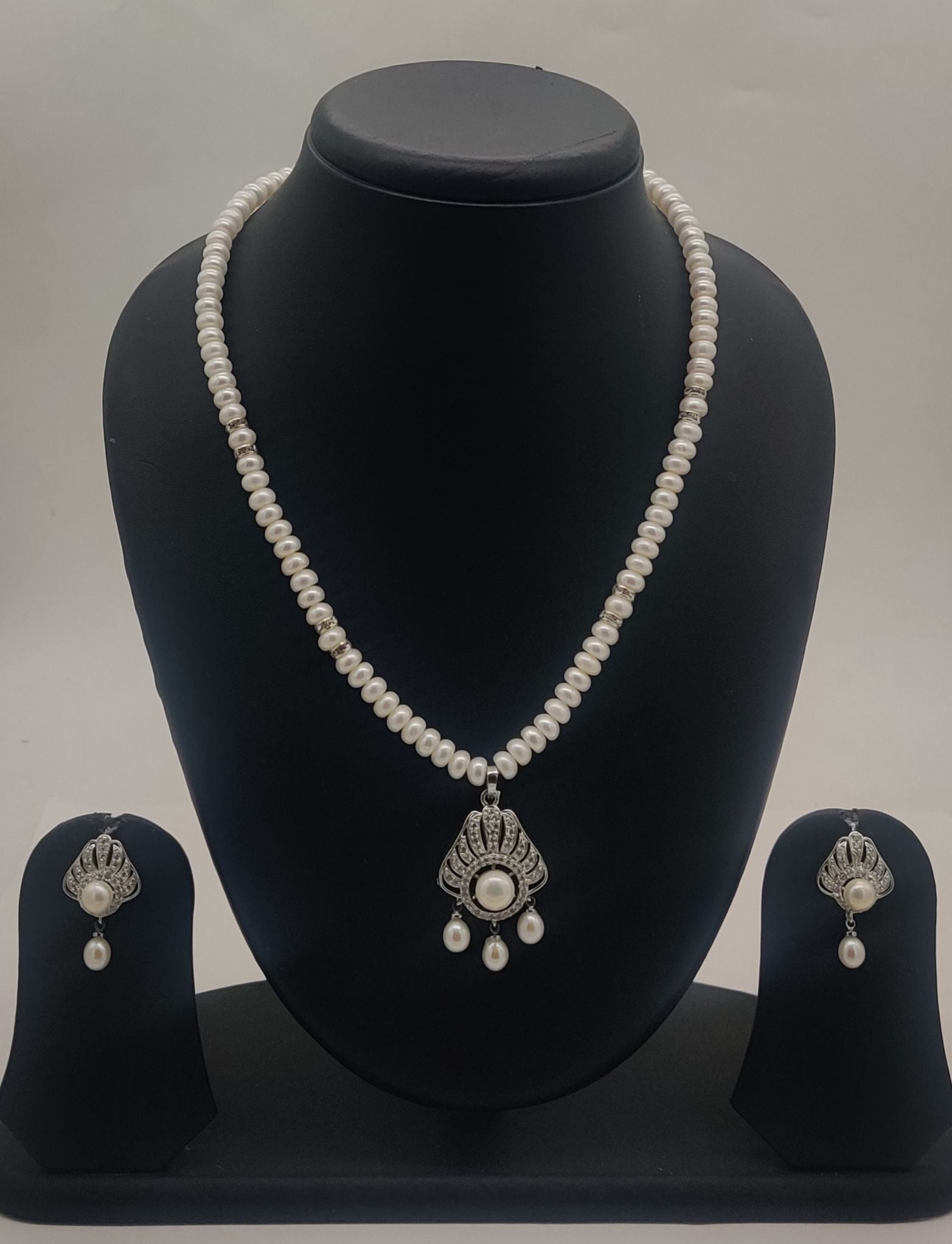 One line freshwater pearl necklace and earrings set with white pearls and silver-toned central pearl drop pendant