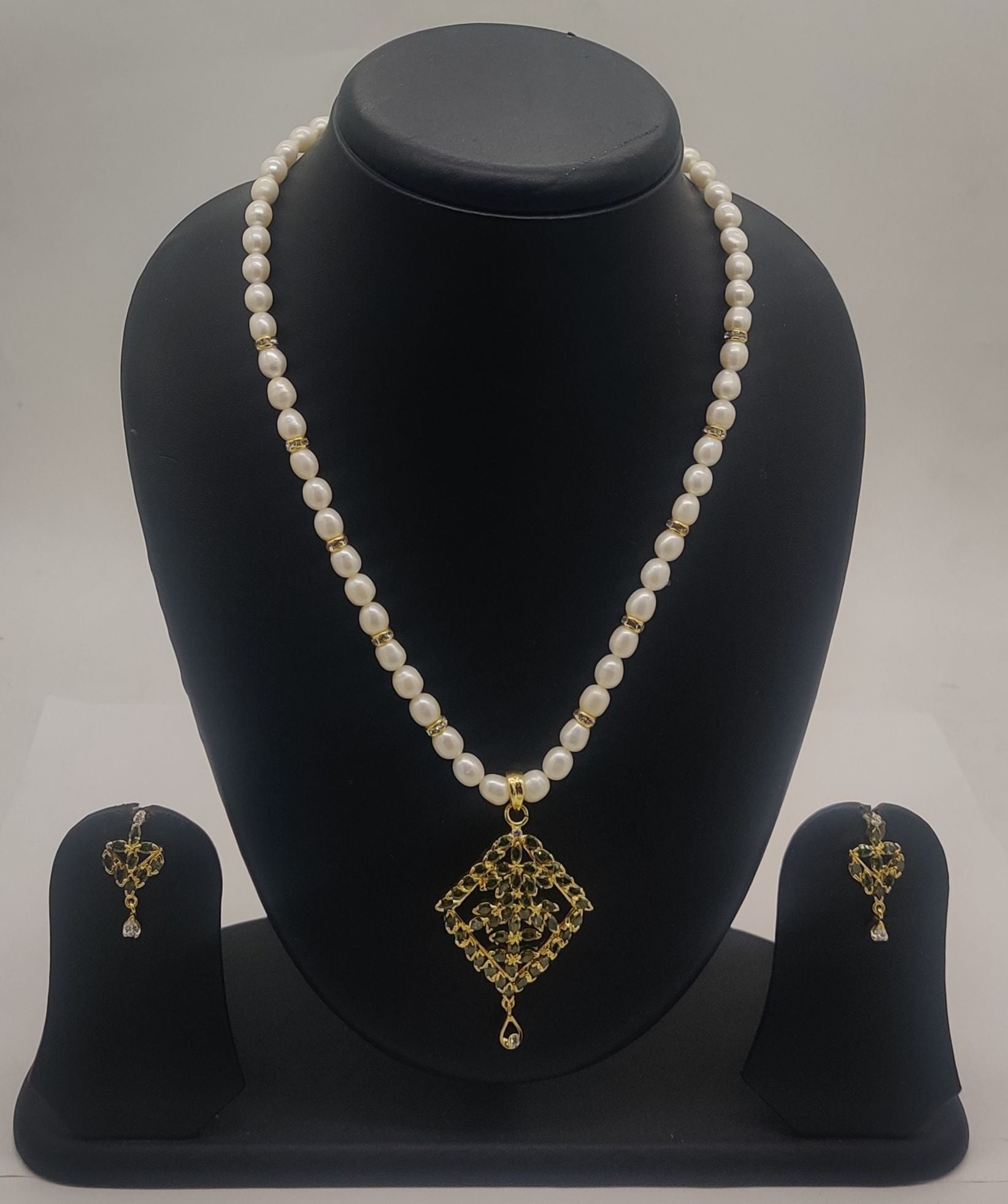 One line freshwater pearl necklace and earrings set with diamond-shaped green stone pendant and matching drop earrings