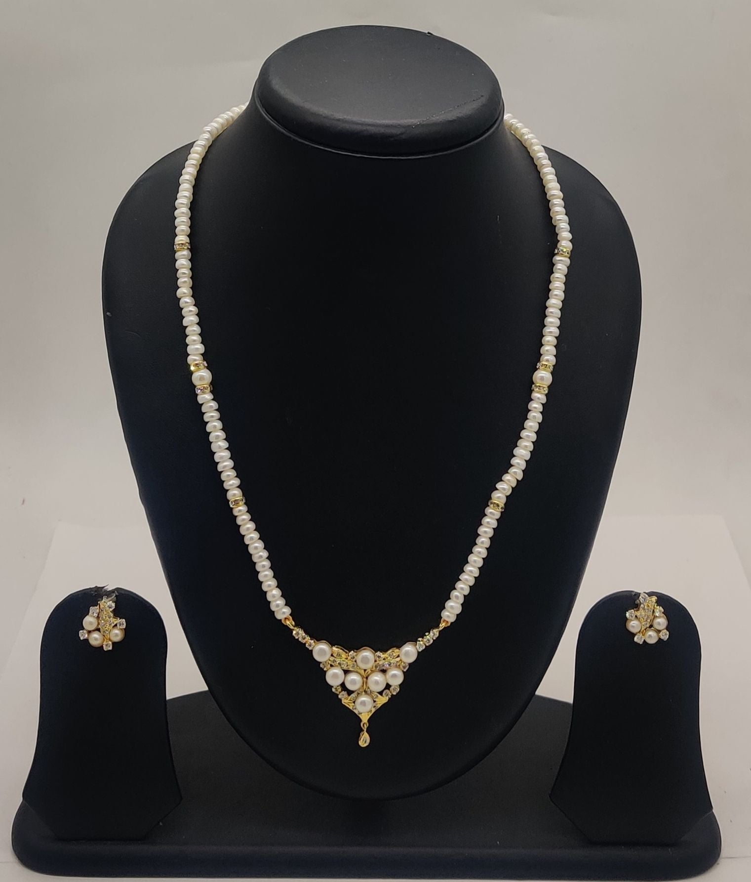One line freshwater pearl necklace and earrings set with gold-toned pendant and matching stud earrings