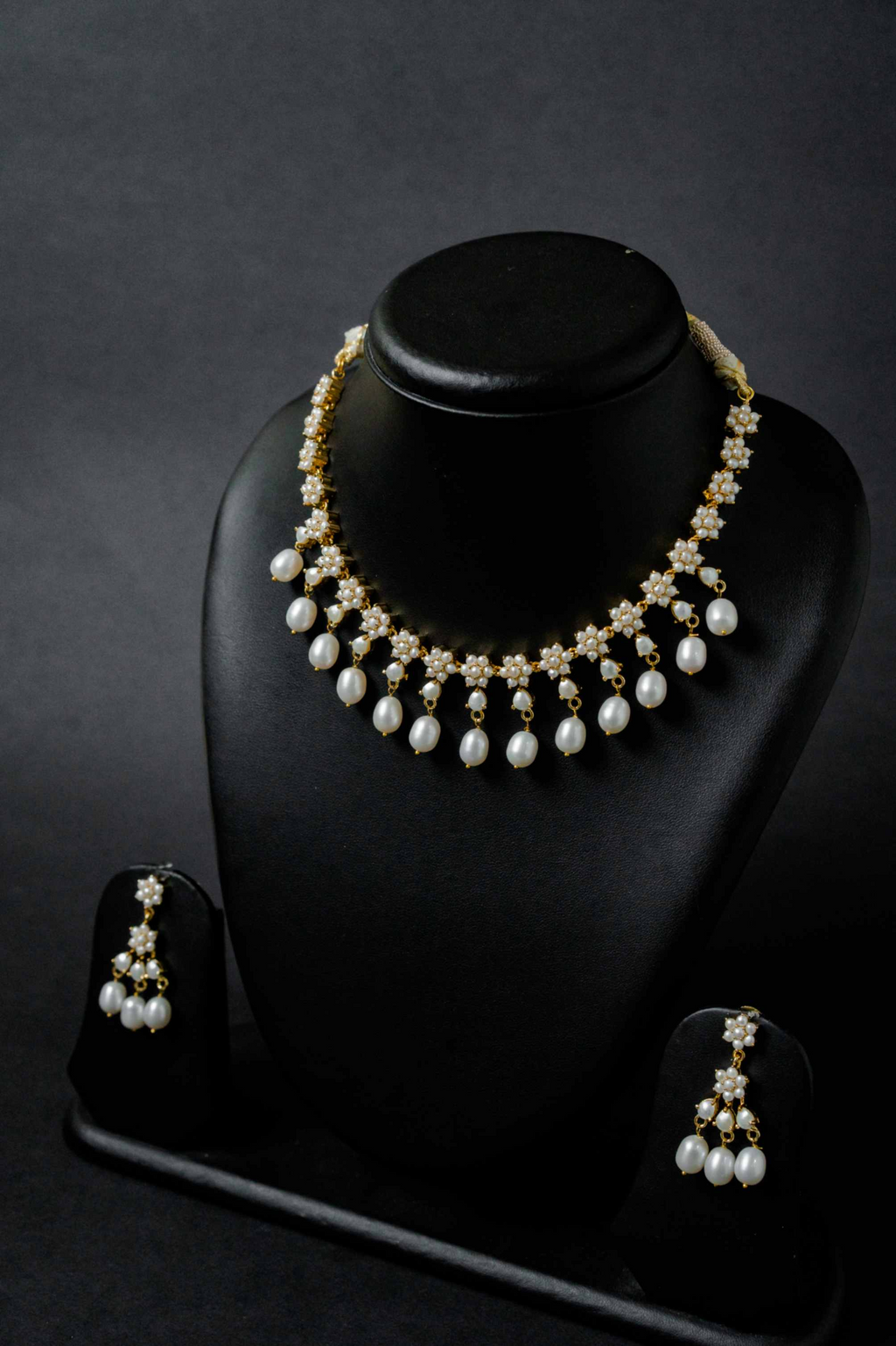 Pearl Blossom Elegance Set – Floral Motif Necklace with Matching Earrings