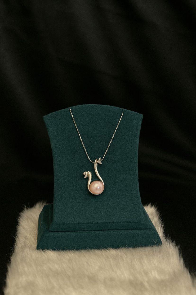 Swan Elegance – Pearl Pendant Necklace with Graceful Curve Design