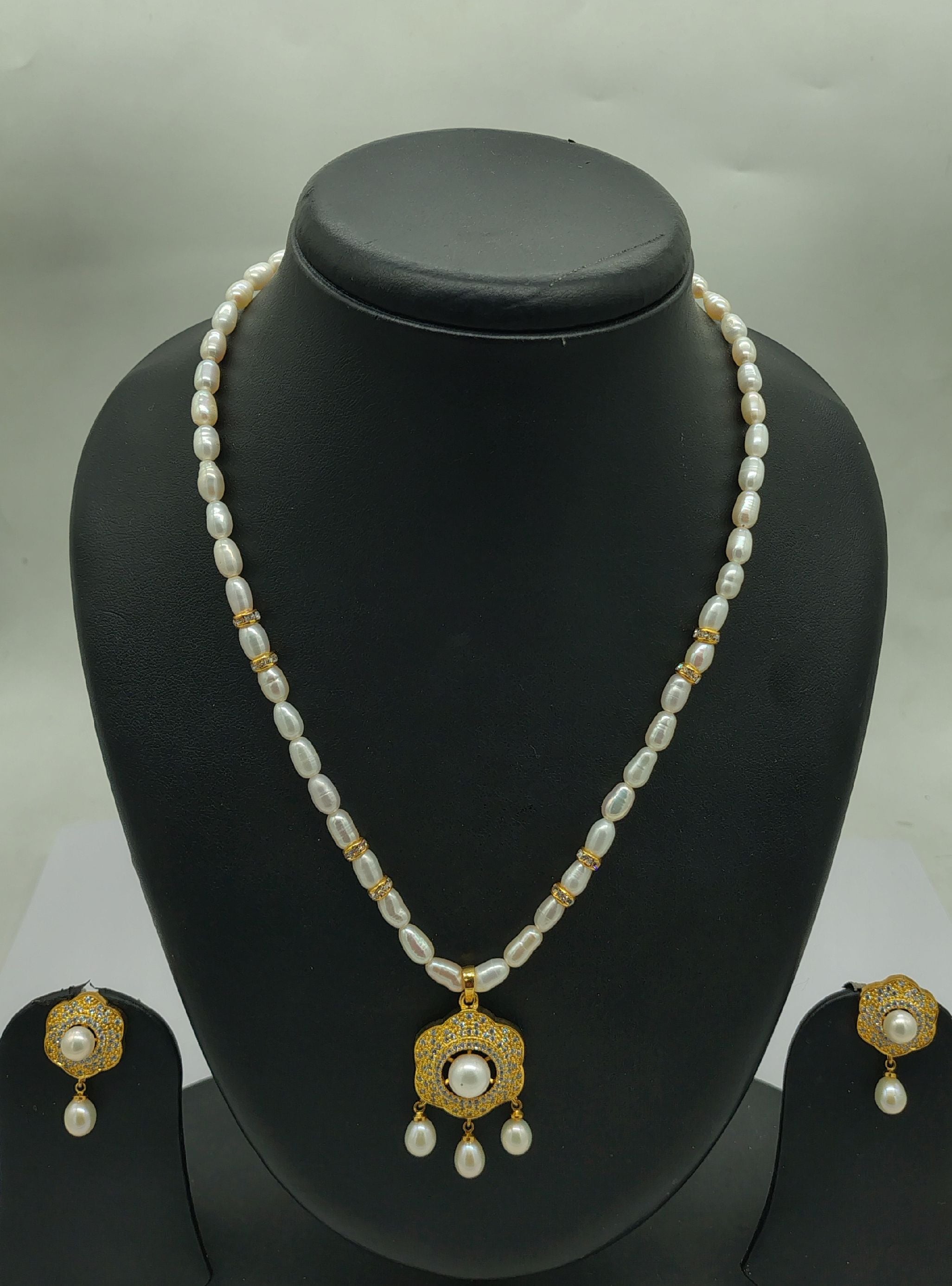 One line freshwater pearl necklace and earrings set with trio-of-pearls pendant and golden filigree design