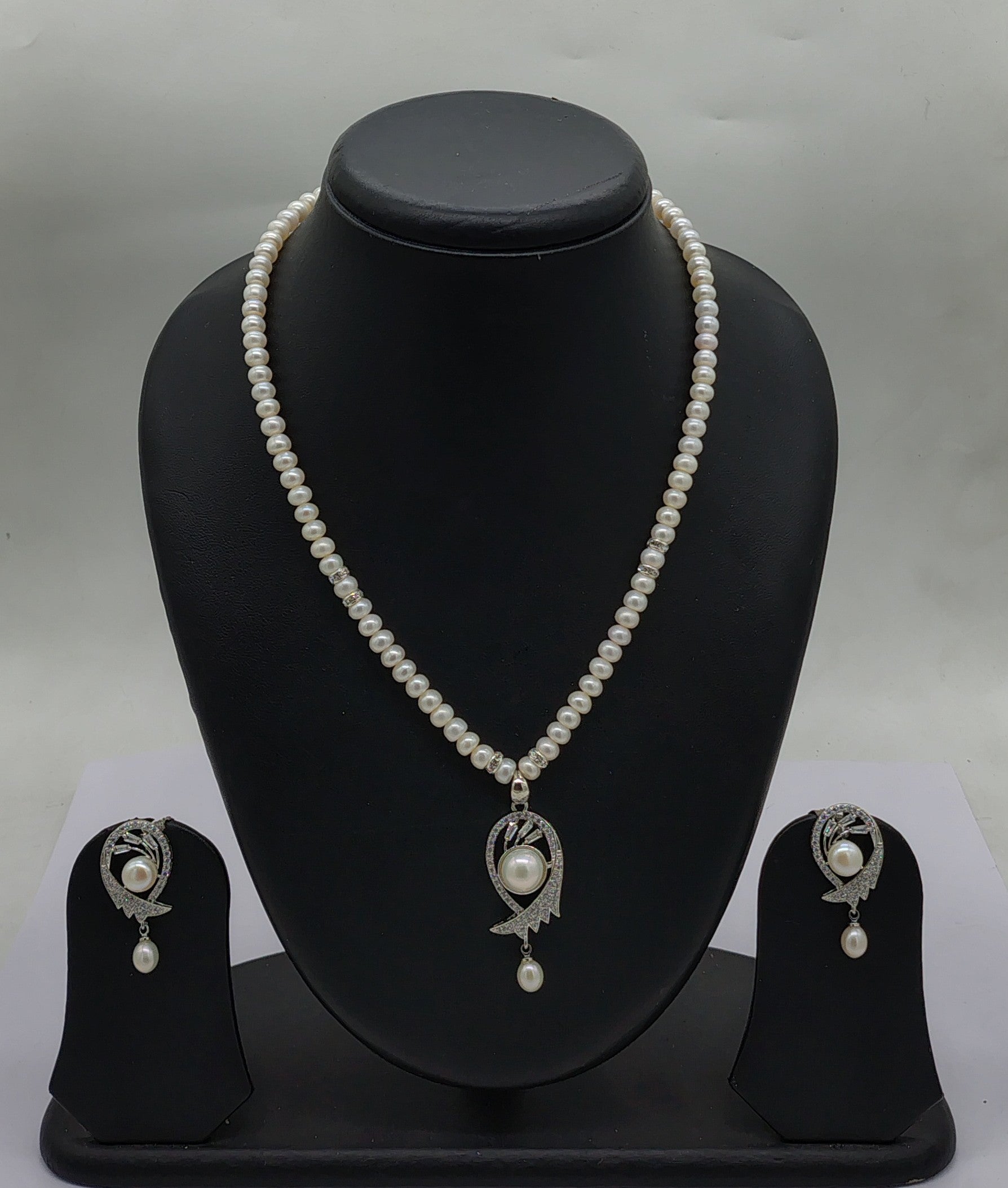 One line freshwater pearl necklace and earrings set with sculpted silver-toned pendant and teardrop pearl