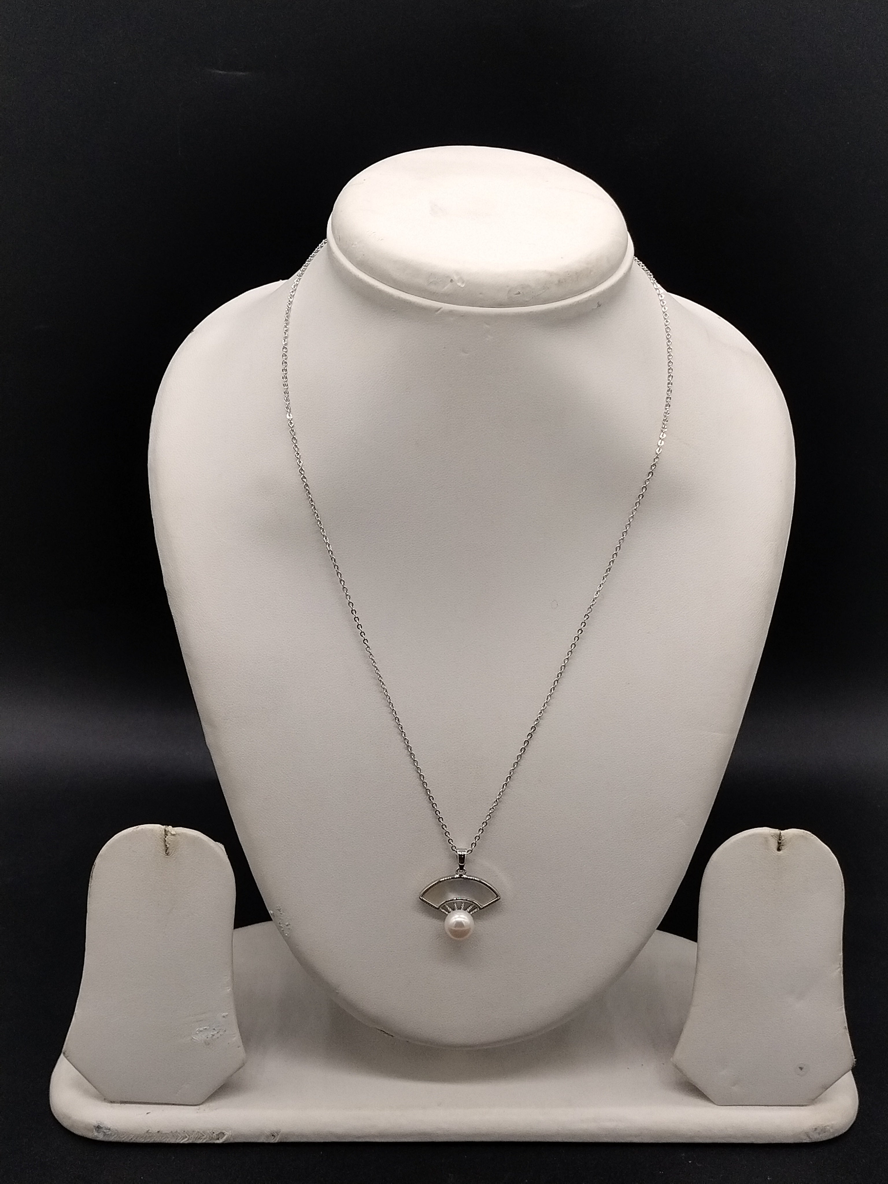 Silver tone shell pearl pendant chain necklace for women