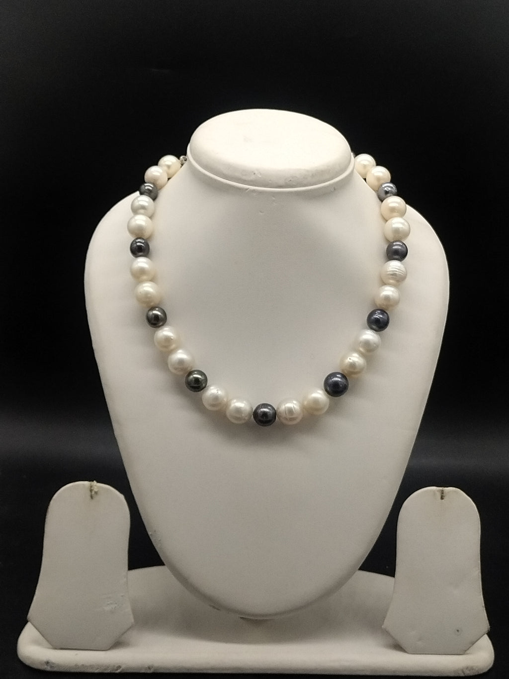 South Sea black and white round pearl one-line mala