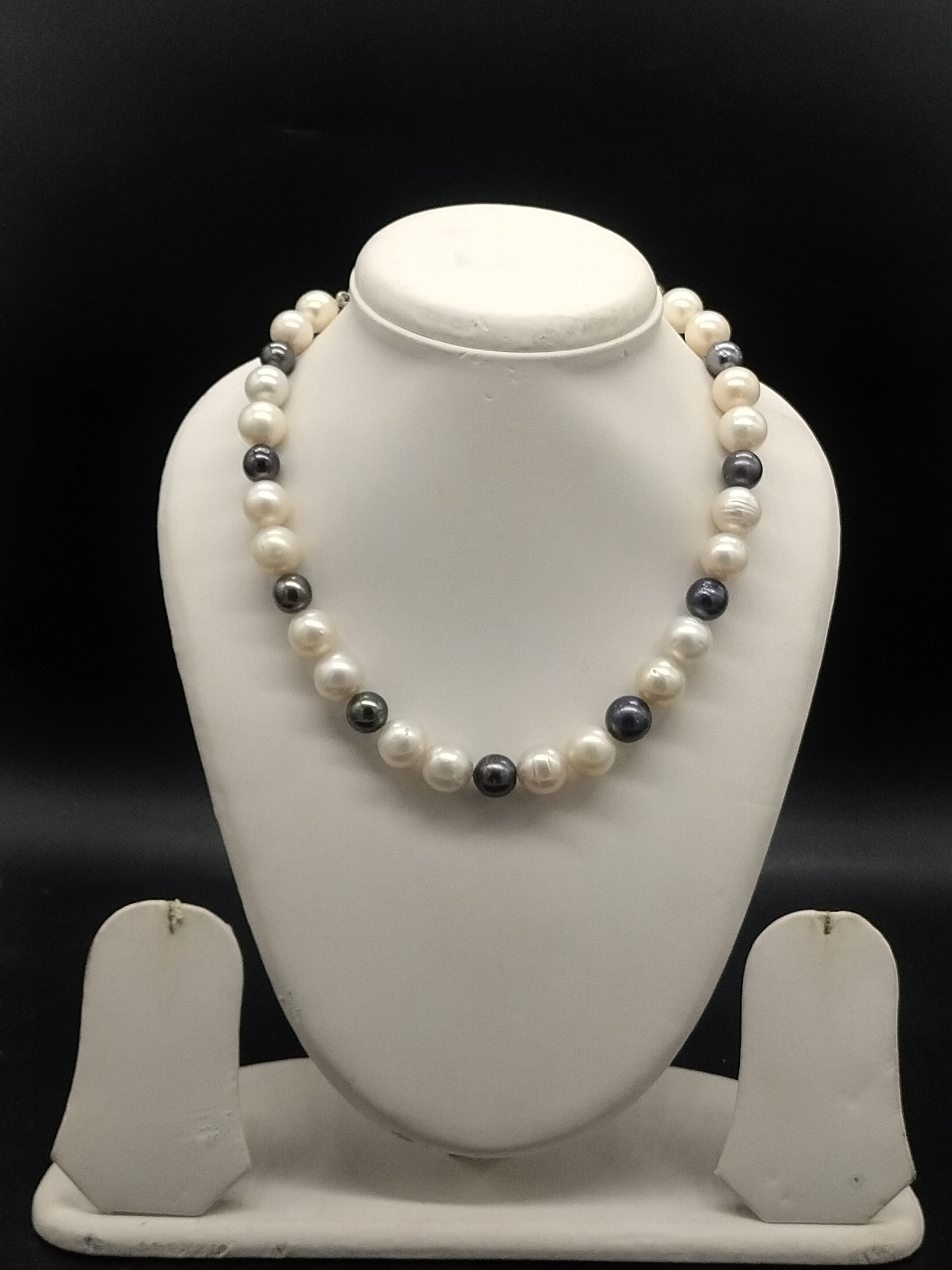 South Sea black and white round pearl one-line mala
