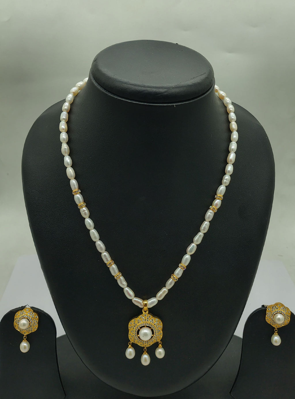 One line freshwater pearl necklace and earrings set with trio-of-pearls pendant and golden filigree design