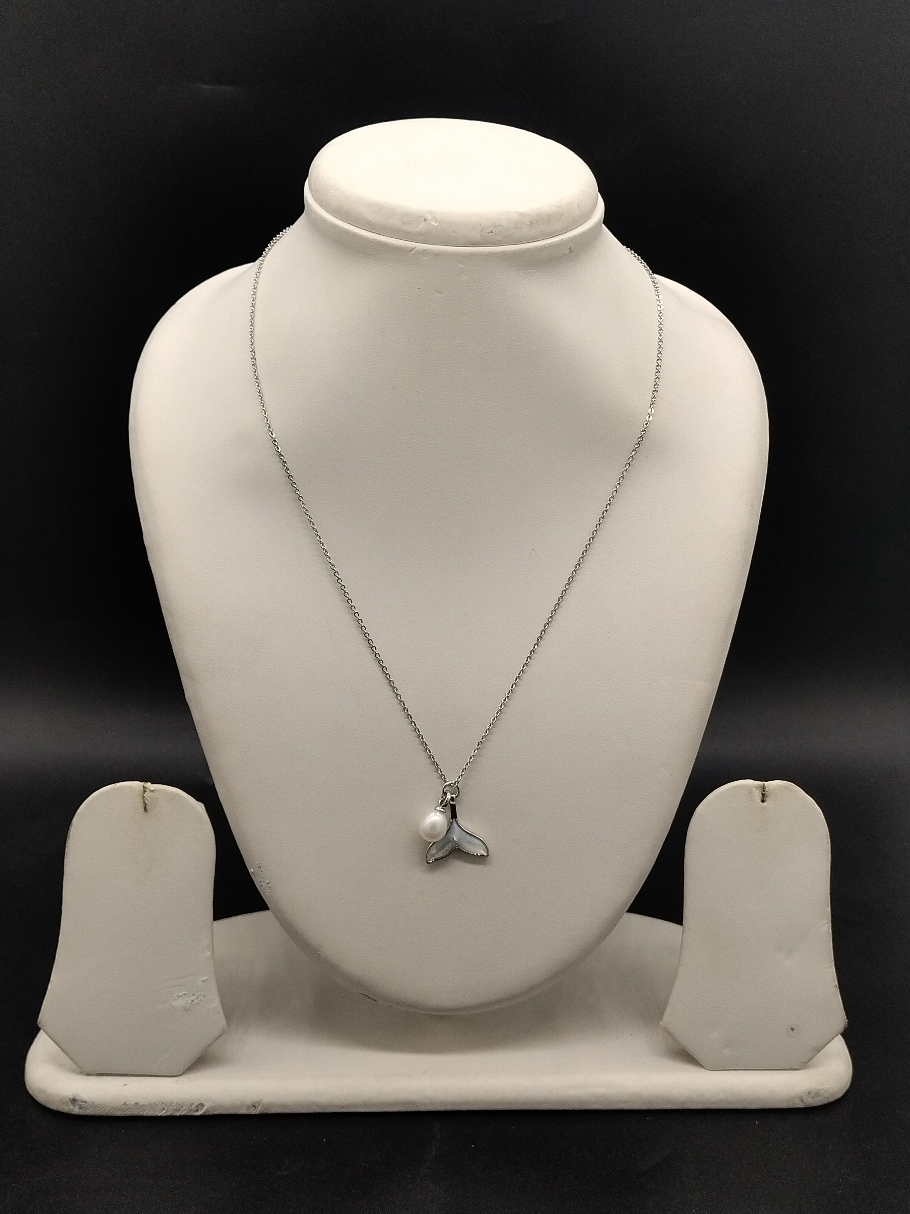 Whale tail pearl pendant chain necklace for women