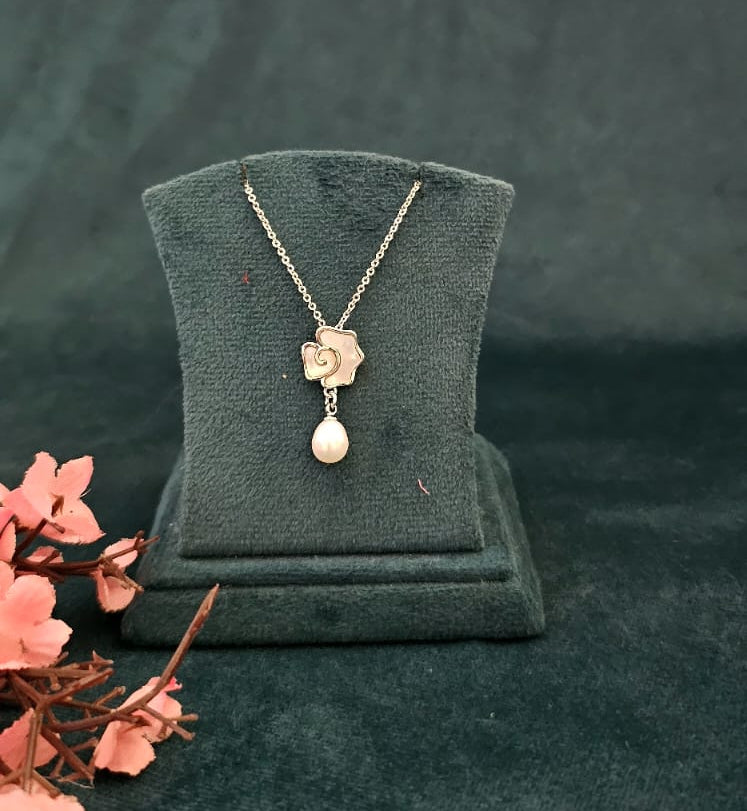 Rose Gold–Toned Alloy Floral Pendant Necklace with Pearl Drop