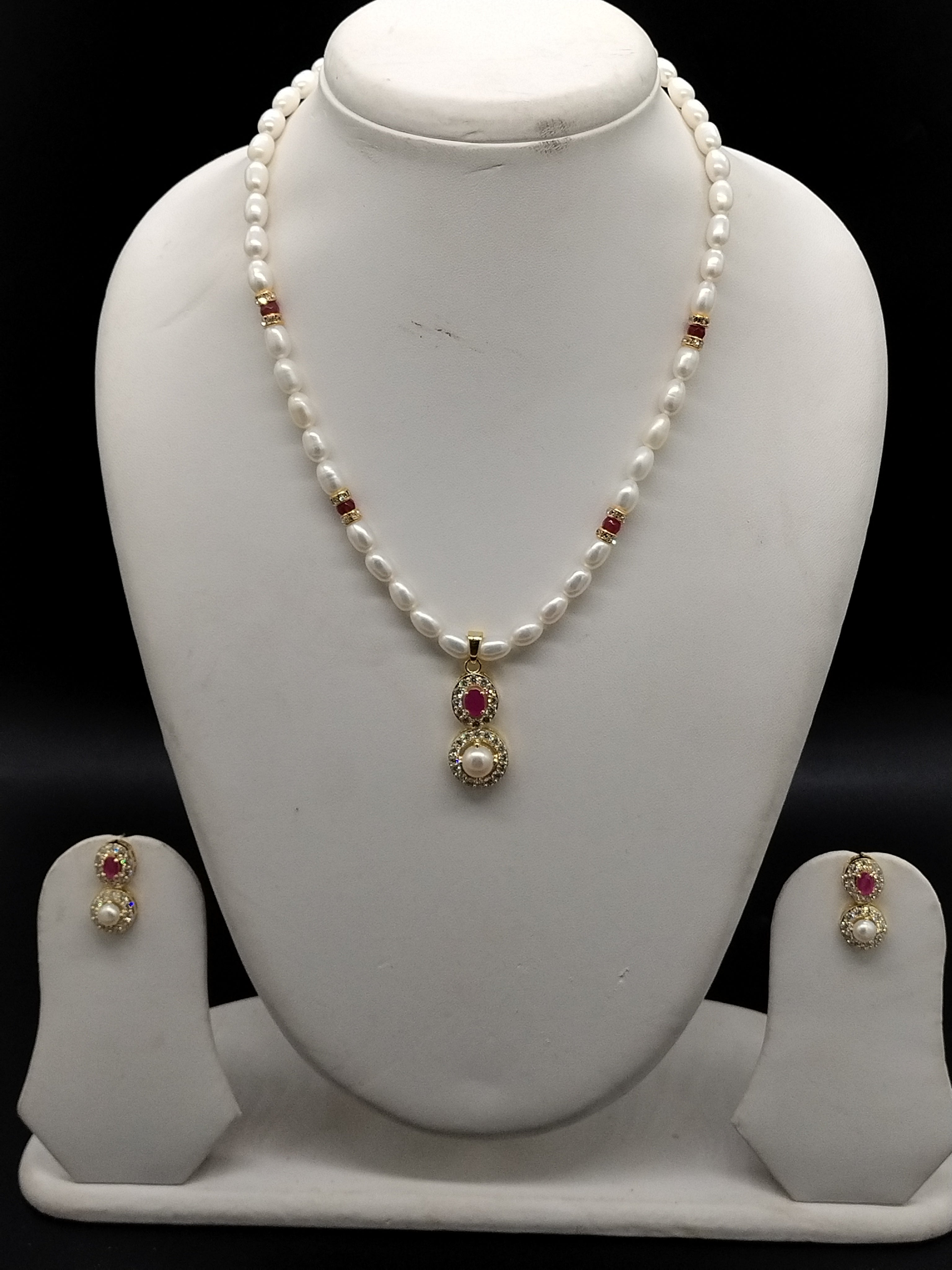 White freshwater pearl pendant necklace set with red stone gold pendant and oval pearls