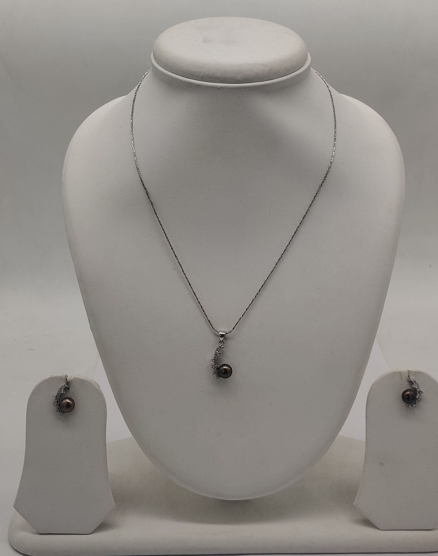 midnight curve pearl 925 silver pendant set with dark pearl and curved silver design