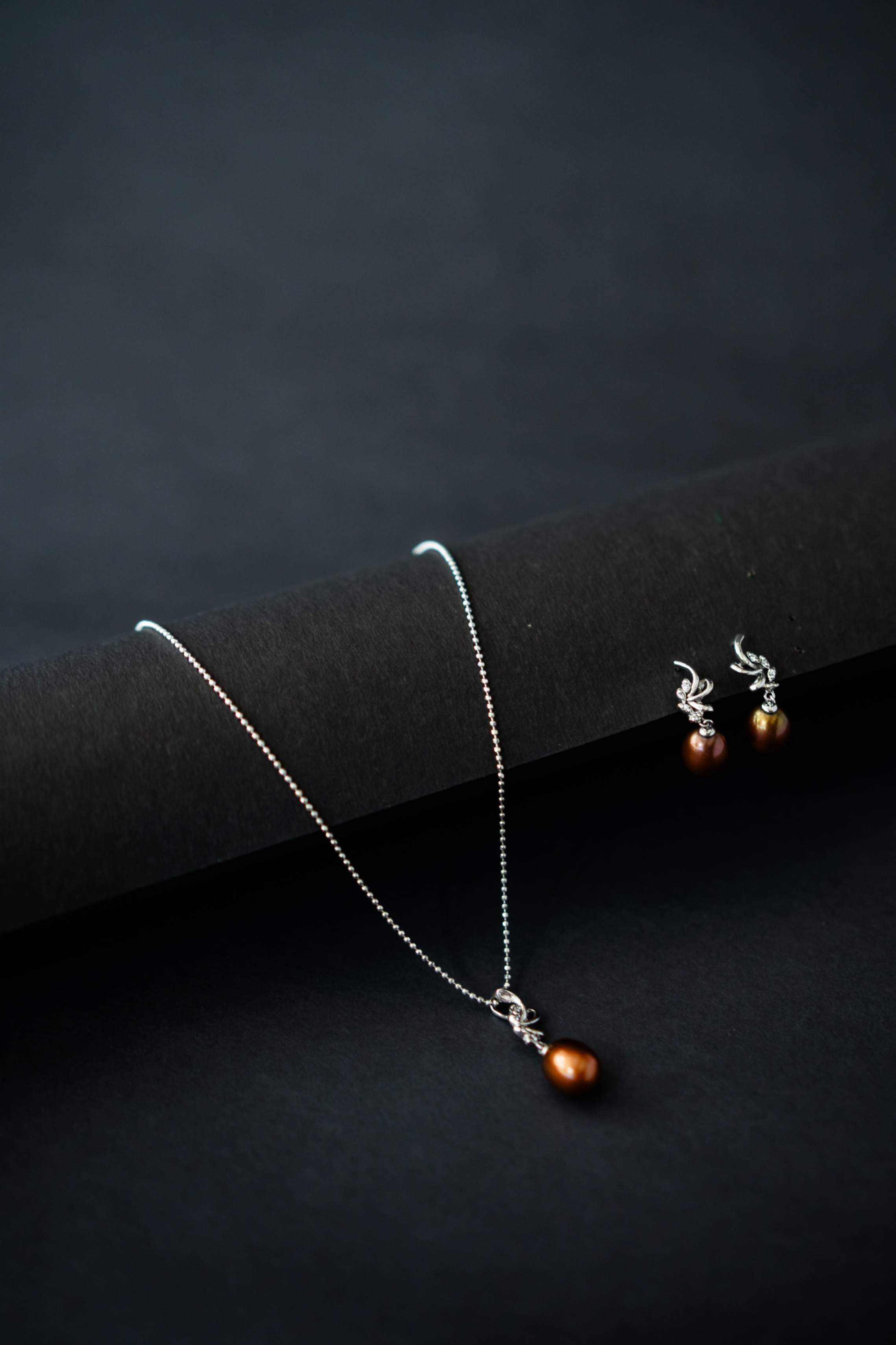 nightfall dewdrop 925 silver pendant set with dark teardrop pearl