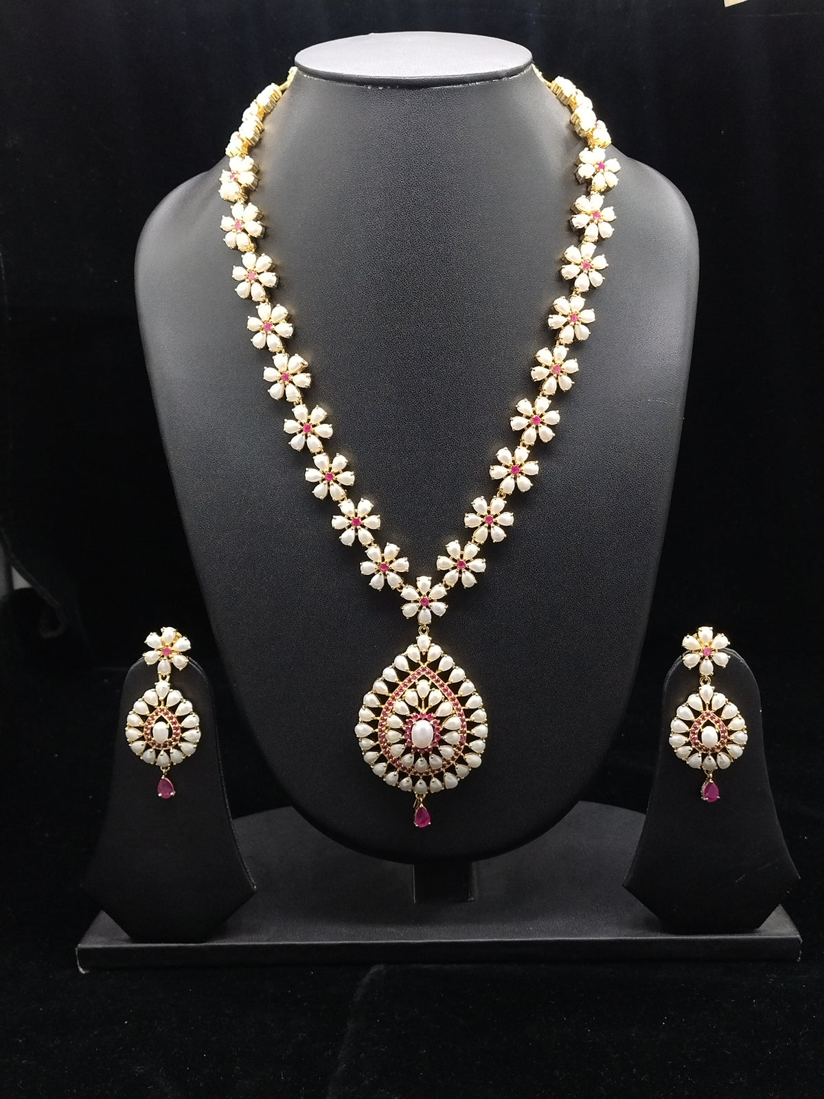 The Ruby Flora Garland: Long Rice Pearl Haar with Teardrop Medallion Set