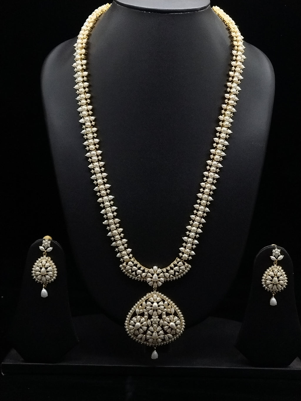 Majestic White Radiance: Long Pearl Garland Haar with Matching Drop Earrings