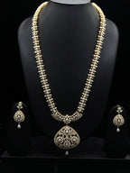 Majestic White Radiance: Long Pearl Garland Haar with Matching Drop Earrings
