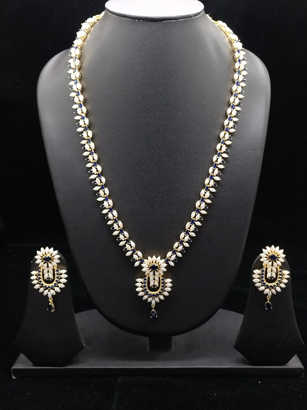 Royal Heritage Rice Pearl Garland Haar with Sapphire-Blue Floral Medallion Set