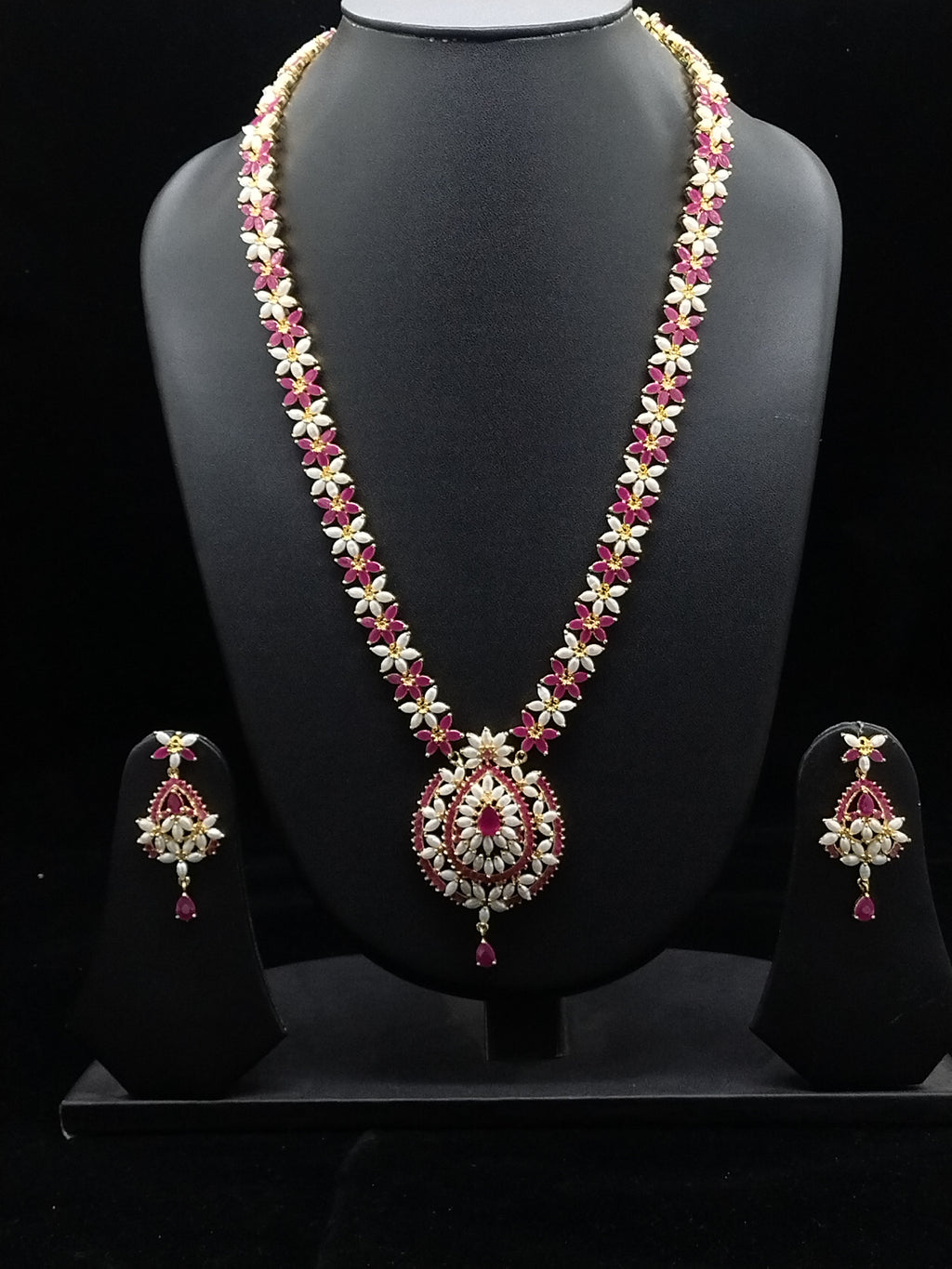 Majestic Flora Cascade: Long Pearl Garland Haar with Matching Ruby Earrings