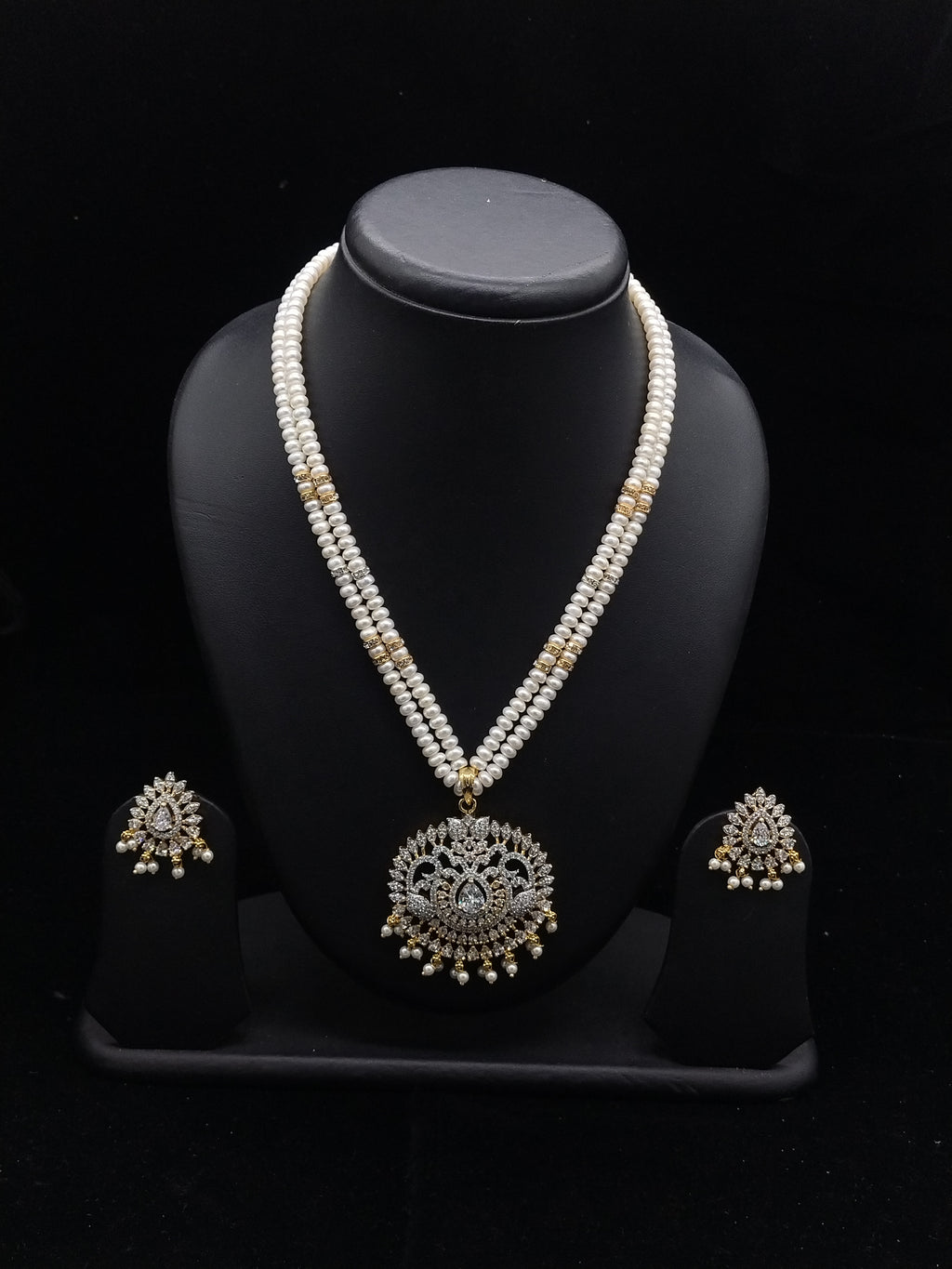 Royal Heritage 2-Strand White Button Pearl Haar with Ornate Floral Pendant Set