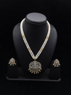 Royal Heritage 2-Strand White Button Pearl Haar with Ornate Floral Pendant Set